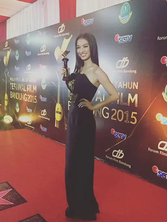 Pemeran 'Surga Yang Tak DIrindukan' ini menunjukan kebahagiaan saat berpose dengan piala penghargaan kategori Pemeran Pembantu Wanita Terpuji yang diraihnya di ajang FFB 2015. (via instagram/@raline_shah)