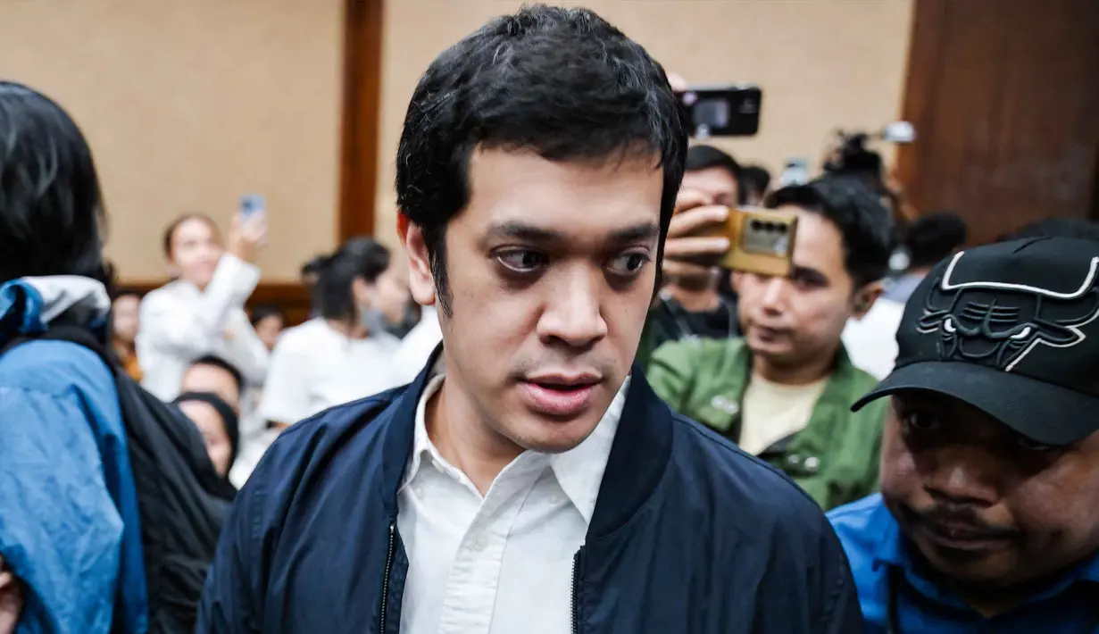 Sebelumnya, Muhammad Kerry Adrianto Riza didakwa melakukan pengaturan agar PT Jenggala Maritim Nusantara (JMN), perusahaan miliknya, memenangkan pengadaan sewa kapal dalam kerja sama dengan Pertamina. Jaksa Penuntut Umum (JPU) menuntut Muhammad Kerry Adrianto Riza dengan pidana penjara 18 tahun dan denda sebesar Rp 1 miliar serta uang pengganti sebesar Rp 13,4 triliun. Tampak dalam foto, mantan Wakil Direktur Optimalisasi Produk di PT Kilang Pertamina Internasional, Muhammad Kerry Adrianto Riza (kanan), yang juga putra pengusaha Riza Chalid, sesaat sebelum mengikuti sidang pembacaan vonis di Pengadilan Tindak Pidana Korupsi, Jakarta, Kamis 26 Februari 2026. (BAY ISMOYO/AFP)