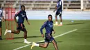 Pemain Lyon Moussa Dembele (kiri) dan Karl Toko Ekambi berlari saat sesi latihan di Stadion Restelo, Lisbon, Portugal, Selasa (18/8/2020). Lyon akan menghadapi Bayern Munchen pada pertandingan semifinal Liga Champions. (Franck Fife/Pool via AP)