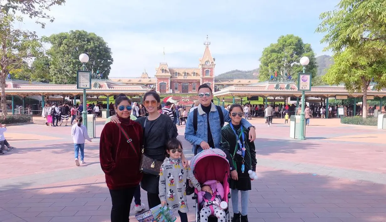 Pada hari kedua di Hongkong, rombongan keluarga kecil itu menyambangi• Hong Kong Disneyland. Beberapa potret keceriaan begitu terlihat. (Instagram/ussypratama)