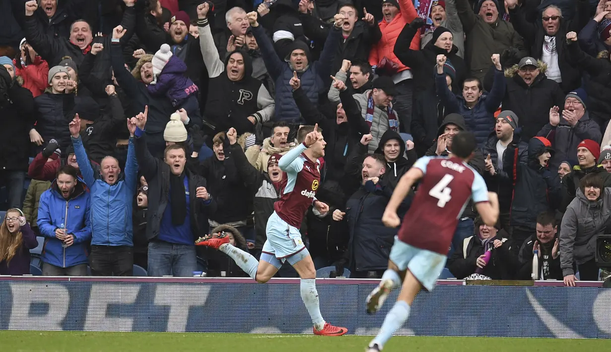 Gol pemain Burnley, Johann Berg Gudmundsson buyarkan kemenangan Manchester City pada laga Premier League di Turf Moor Stadium, Burnley, (3/2/2018). Burnley tahan Manchester City 1-1. (AFP/Oli Scarff)