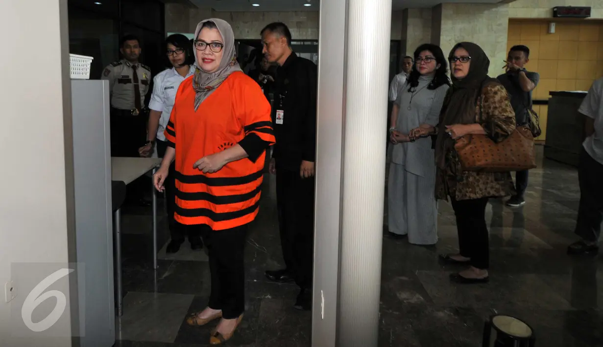 Anggota DPR RI F-Partai Hanura Dewie Yasin Limpo bersiap menjalani pemeriksaan perdana di KPK, Jakarta, Selasa (27/10). Dewie yang ditetapkan sebagai tersangka diperiksa terkait dugaan suap proyek pembangkit listrik di Papua. (Liputan6.com/Helmi Afandi)