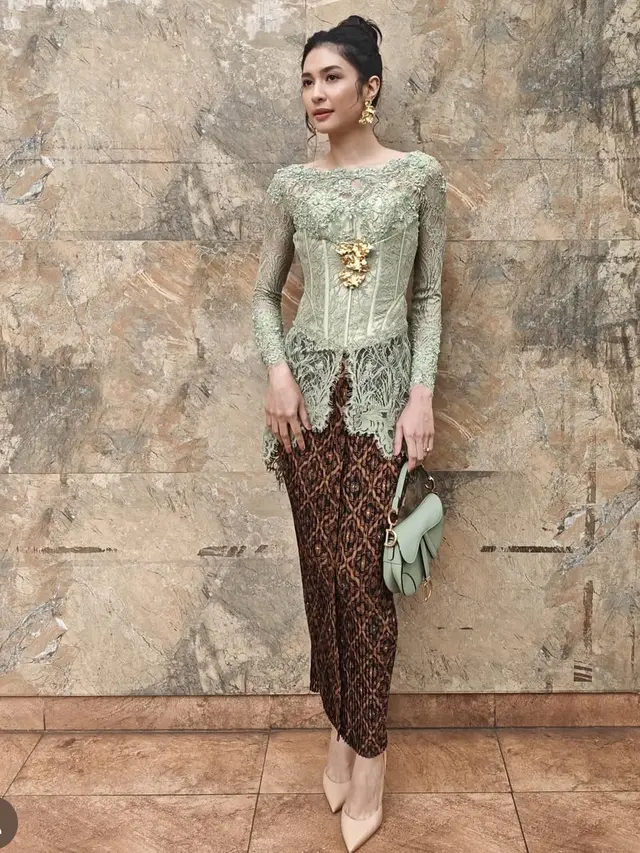 Mikha Tambayong Kompak Kondangan Bersama Deva Mahenra pakai baju adat tradisional. [@miktambayong]