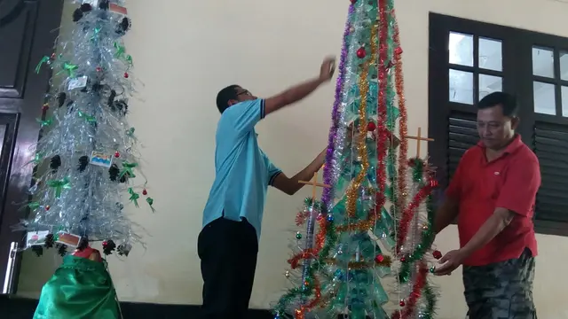 Pohon Natal Unik dari Ribuan Botol dan Kantong Plastik