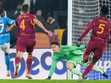 Pemain Napoli, David Neres, mencetak gol ke gawang AS Roma pada laga Liga Italia di Stadio Olimpico, Senin (1/12/2025) dini hari WIB. (AP Photo/Gregorio Borgia)