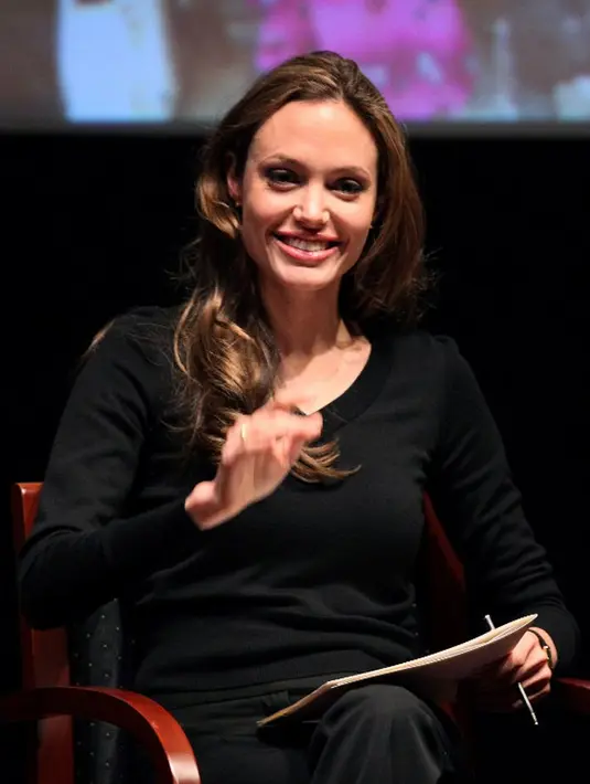 Sumber menambahkan, saat ini Pitt tengah mencoba untuk menjadi sosok orang tua yang baik untuk anak-anaknya, meskipun dari jarak jauh. “Brad sedang mencoba jadi orang tua untuk mereka (anak-anak) dari jauh,” tambah sumber. (AFP/Bintang.com)