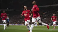 Penyerang Manchester United, Odion Ighalo (depan) berselebrasi usai mencetak gol ke gawang Club Brugge  pada leg kedua 32 besar Liga Europa di Old Trafford, Inggris, Kamis, (27/2/2020). MU menang telak 5-0 atas Club Brugge. (AP Photo/Dave Thompson)