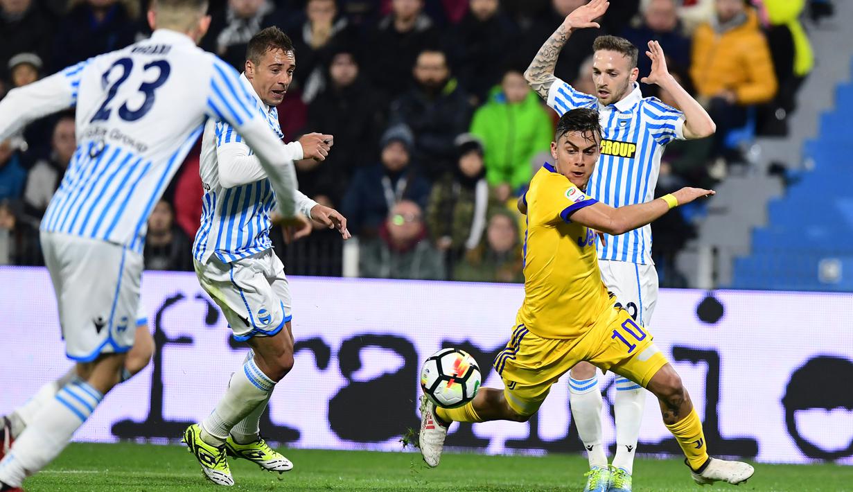 Striker Juventus, Paulo Dybala, mengejar bola saat melawan SPAL pada laga Serie A Italia di Stadion Paolo Mazza, Ferrara, Sabtu (17/3/2018). SPAL bermain imbang 0-0 dengan Juventus. (AFP/Miguel Medina)