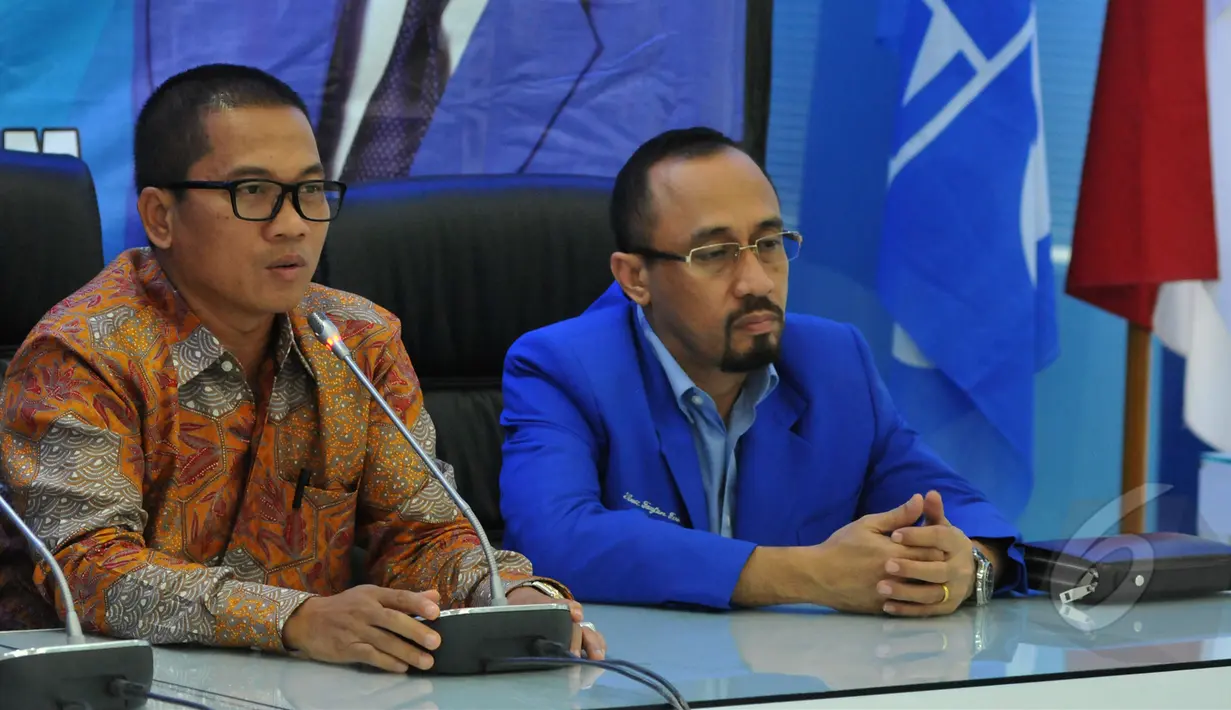 Ketua Panitia Rakernas, Yandri Susanto (kiri) memberikan keterangan pers terkait persiapan Rakernas I dan pelantikan pengurus PAN Zulkifli Hasan di Ruang FPAN Gedung Nusantara I, Jakarta, Senin (4/5/2015). (Liputan6.com/Andrian M Tunay)