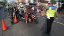 Aparat Gabungan POLRI-TNI memeriksa kelengkapan Surat Tanda Registrasi Pekerja  (STRP) bagi pengendara bermotor pada pos  perpanjangan Pemberlakuan Pembatasan Kegiatan Masyarakat (PPKM) Jalan Raya Ir.H.Djuanda, depan Sandratex, Tangerang Selatan, Kamis (15/07/2021). (merdeka.com/Arie Basuki)