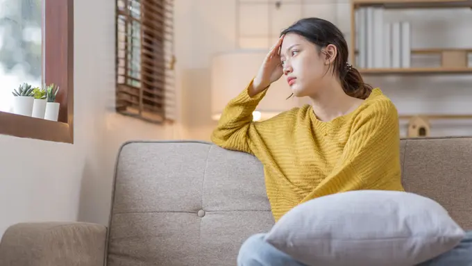 wanita februari sedih