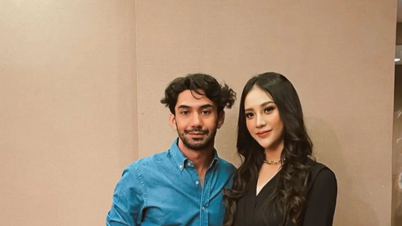 Reza Rahadian dan Anya Geraldine.