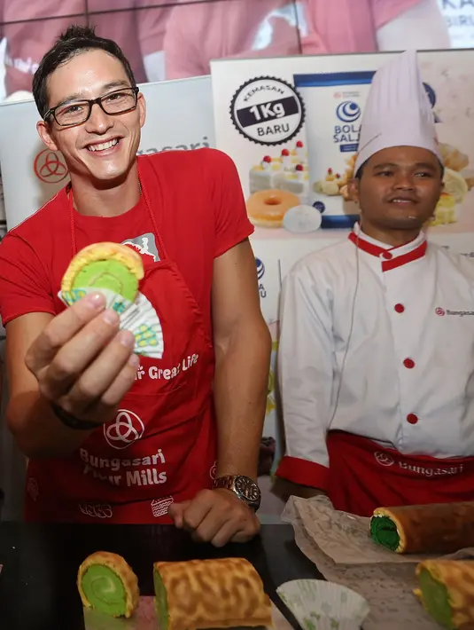 "Untungnya ada chef Pujo dan chef Alif, yang saat demo bersama saya membuat Tiger Pandan Roll dengan menggunakan tering protein rendah Hana Emas," tambah bapak satu anak ini. (Bambang E Ros/Bintang.com)