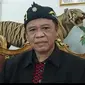 Mantan Dewan Pembina Gerakan Masyarakat Bawah Indonesia (GMBI) Irjen Pol (Purn) Anton Charliyan membantah keterlibatan dirinya dalam aksi demo ricuh yang dilakukan ratusan anggota GMBI di Mapolda Jabar kemarin. (Liputan6.com/Jayadi Supriadin)