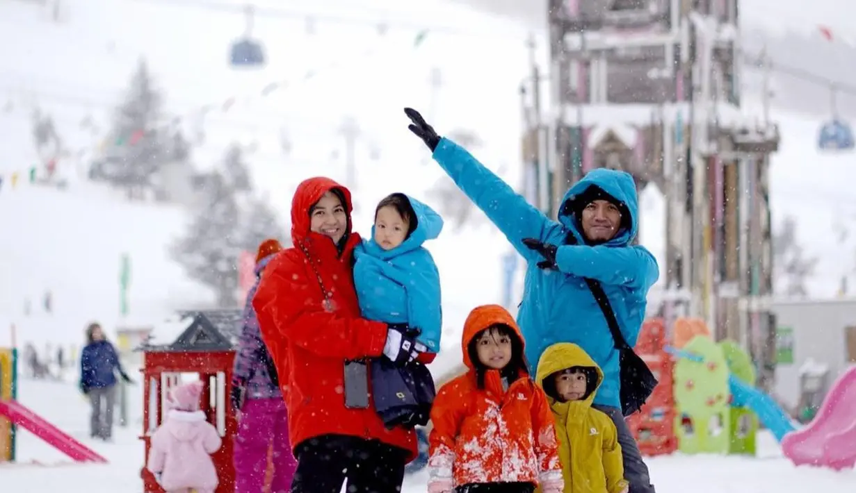 Desta, Natasha Rizky dan ketiga anak mereka, terlihat menggemaskan kenakan puffy jacket di Jepang [@desta80s]