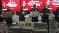 Kejaksaan Tinggi Bengkulu memamerkan uang tunai sebesar Rp103.364.602.345 dari kasus korupsi tambang batubara di Bengkulu. (Liputan6.com/ Yuliardi Hardjo)