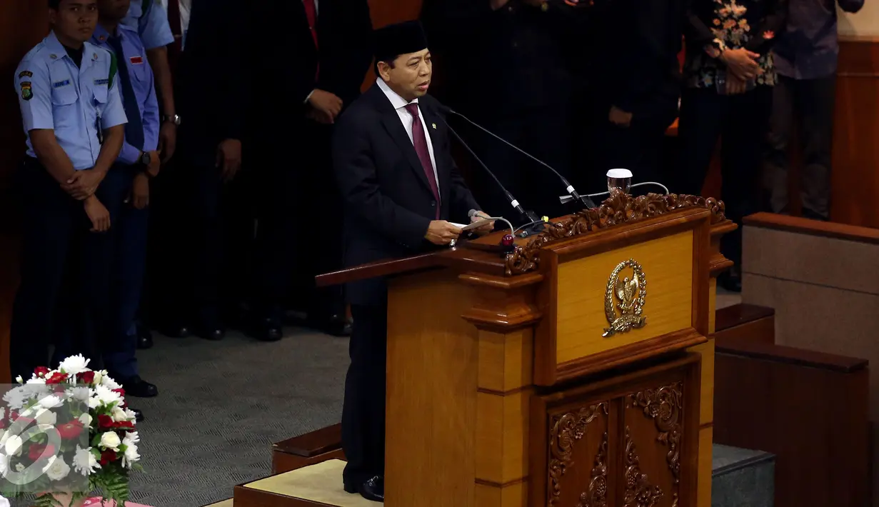 Ketua DPR yang baru Setya Novanto memberikan sambutan seusai menjalani pelantikannya di Gedung DPR, Jakarta, Rabu (30/11). Setya Novanto kembali di lantik menjadi Ketua DPR menggantikan Ade Komarudin. (Liputan6.com/Johan Tallo)