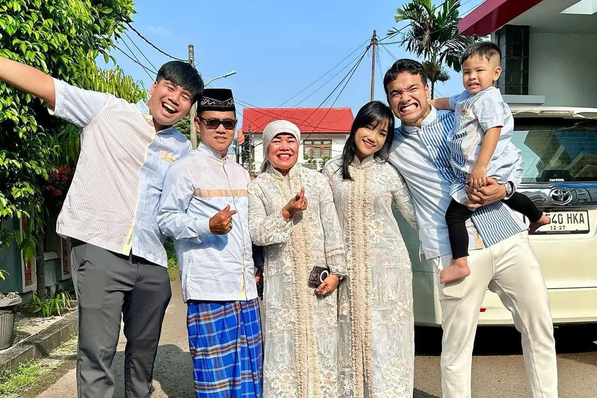 8 Potret Keluarga Para Artis di Hari Lebaran yang Kompak dengan Warna Biru, Dari Raffi-Nagita hingga Ayu Ting-Ting