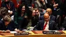 Wakil Duta Besar AS untuk PBB Robert Wood (kanan) diapit oleh Duta Besar Inggris untuk PBB Barbara Woodward (kiri) bereaksi selama pertemuan Dewan Keamanan PBB mengenai resolusi yang menyerukan gencatan senjata di Gaza di Markas Besar PBB di New York, Amerika Serikat, 8 Agustus 2023. (Charly TRIBALLEAU/AFP)