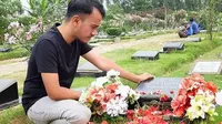 Ruben Onsu ziarah ke makam Olga Syahputra. (foto: instagram/ruben_onsu)