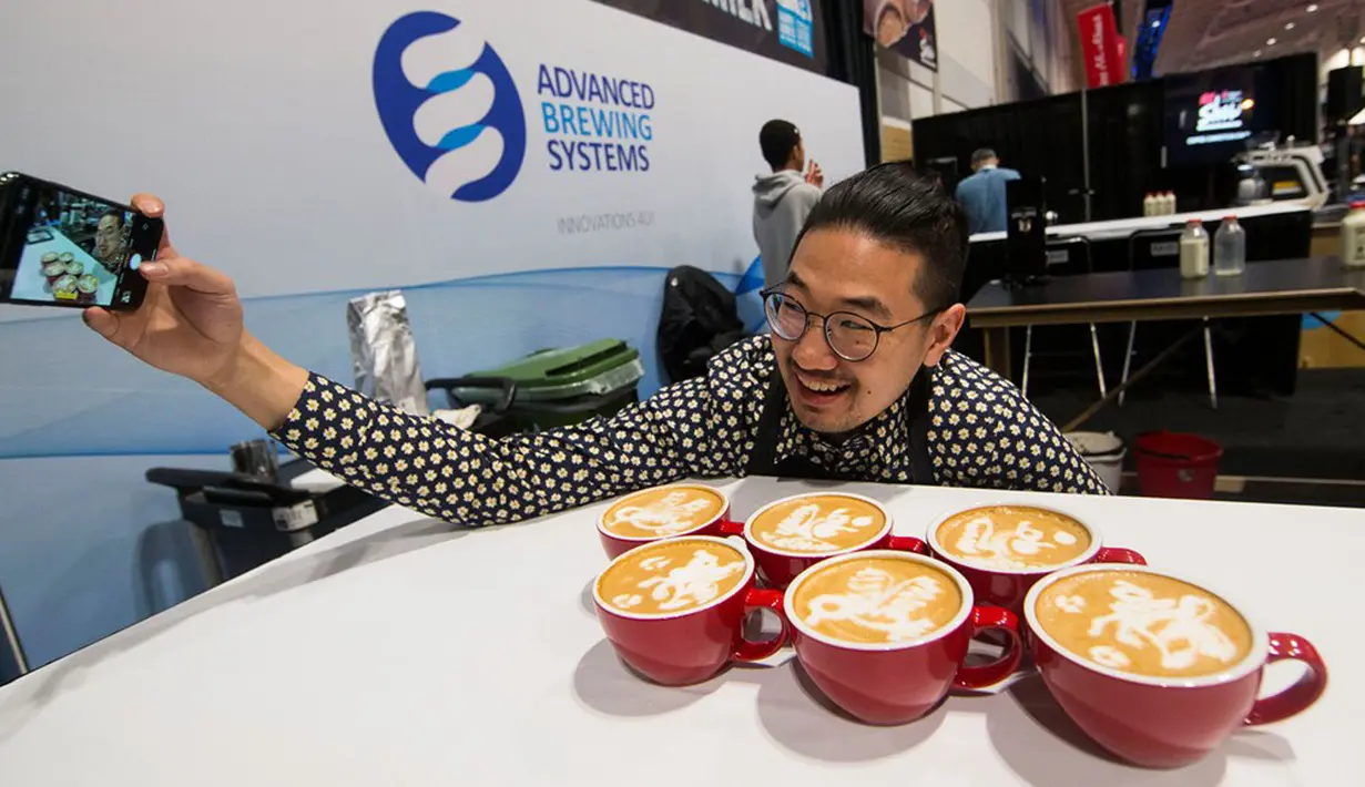 Peserta Nelson Phu berswafoto dengan karya seni lattenya dalam Kompetisi Seni Latte yang merupakan bagian dari Pameran Restoran Kanada 2020 di Toronto, Kanada (3/3/2020). Total delapan peserta dari seluruh wilayah di Kanada ambil bagian dalam ajang nasional ini pada Selasa (3/3). (Xinhua/Zou Zheng)