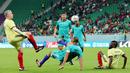 Legenda Brasil, Cafu, berusaha melakukan tendangan salto pada laga hiburan jelang semi final Piala Dunia di Stadion Al Thumama, Senin (12/12/2022). (AFP/Karim Jaafar)