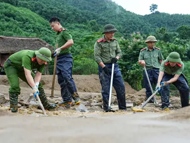 Petugas polisi mencari korban yang tertimbun lumpur setelah tanah longsor melanda desa pegunungan terpencil Lang Nu, di provinsi Lao Cai pada tanggal 11 September 2024. (Foto: AFP)