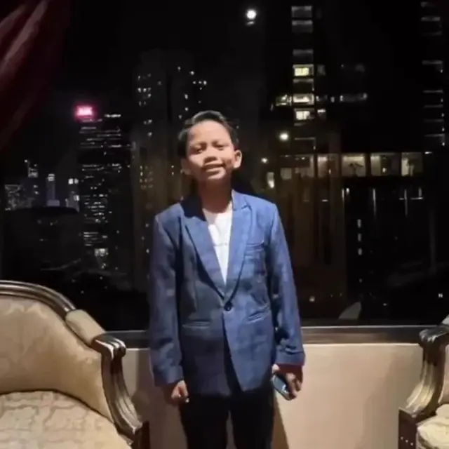 Gaya Farel Prayoga pakai jas (Foto: Instagram  farelprayogaa.anekasafari)