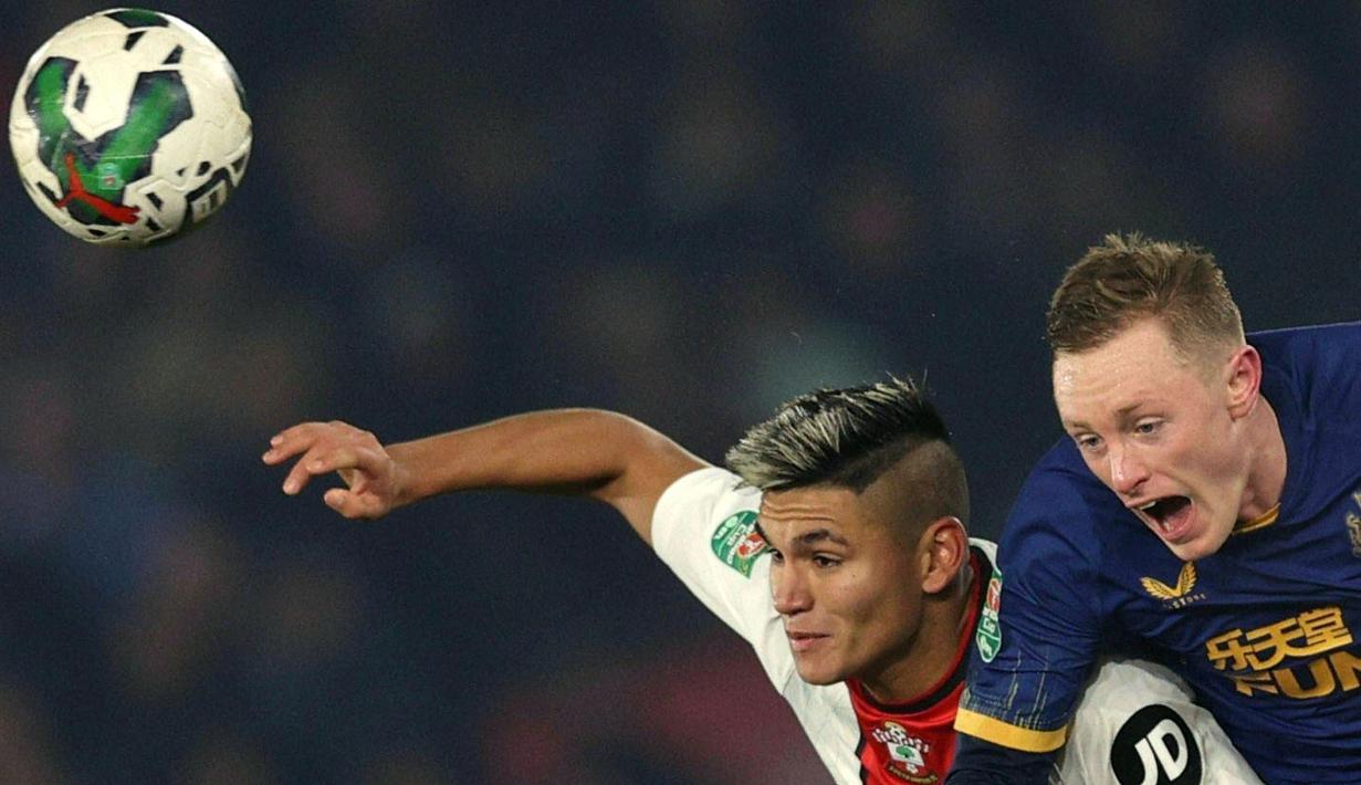 Pemain Southampton, Carlos Alcaraz (kiri) berebut bola dengan pemain Newcastle United, Sean Longstaff pada laga lanjutan leg pertama Carabao Cup 2022/2023 di St Mary's Stadium, Southampton, Inggris, 24 Januari 2023. Alcaraz mampu beradaptasi dengan baik meski sebagai pemain baru. Ia langsung mendapat kesempatan bermain yang cukup banyak bersama Southampton. Pemain berkebangsaan Argentina tersebut tercatat telah mencetak 4 gol dan 2 assist dalam 21 penampilannya di semua ajang musim ini. (AFP/Adrian Dennis)