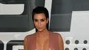 Pasalnya adalah, pinggang Kim Kardashian yang dinilai terlalu ramping dan kecil dianggap hasil editan dan tak masuk akal. (AFP/Bintang.com)