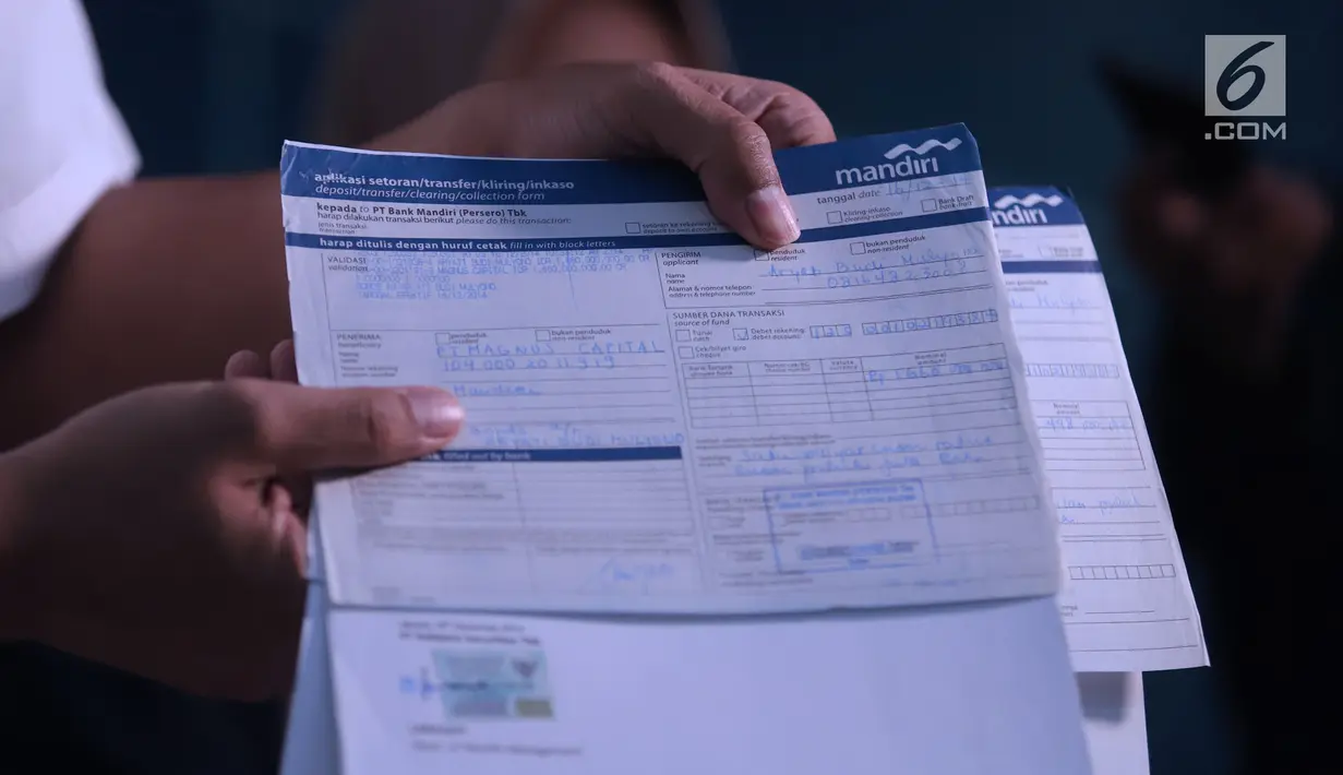 Petugas Tipideksus Bareskrim Polri menunjukkan barang bukti penipuan dan penggelapan saham pasar modal saat rilis di Jakarta, Rabu (17/10). Bareskrim mengungkap penipuan dan penggelapan saham dengan kerugian Rp 55 M. (Liputan6.com/Helmi Fithriansyah)