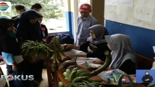 MTS Pakis di Cilongok, Banyumas, tidak memungut uang untuk biaya pendaftaran. Siswa hanya membawa hasil pertanian semampunya untuk pihak sekolah.