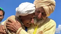 Buruh Sikh India Sika Khan (kanan) sambil menangis memeluk kakak laki-lakinya Sadiq Khan dari Pakistan di dekat perbatasan di koridor Kartarpur. (Foto: Courtesy of Nasir Dhillon/AFP)