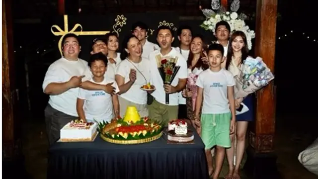 6 Momen Perayaan Ultah Anjasmara ke-50, Meriah Bareng Dian Nitami dan Keluarga