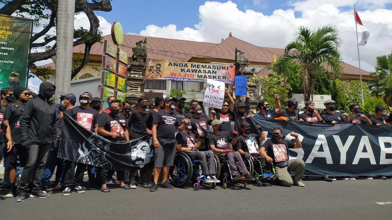 Tuntut Bebaskan Jerinx, massa aksi di depan Pengadilan Negeri  (PN) Denpasar