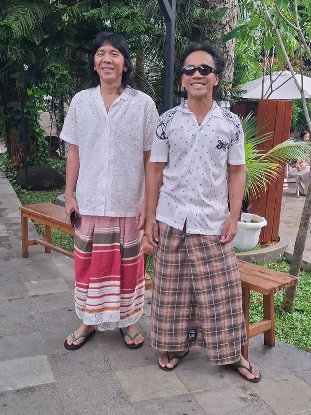 6 Potret Penampilan Keluarga Bimbim di Momen Lebaran, Kehadiran Anggota Slank