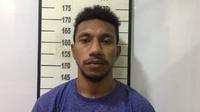 Eks pemain sepak bola Timnas Indonesia U-19, Alvian Sanyi ditangkap polisi karena menganiaya kekasihnya gara-gara kalah main game Mobile Legends. (Dok Kepolisian)