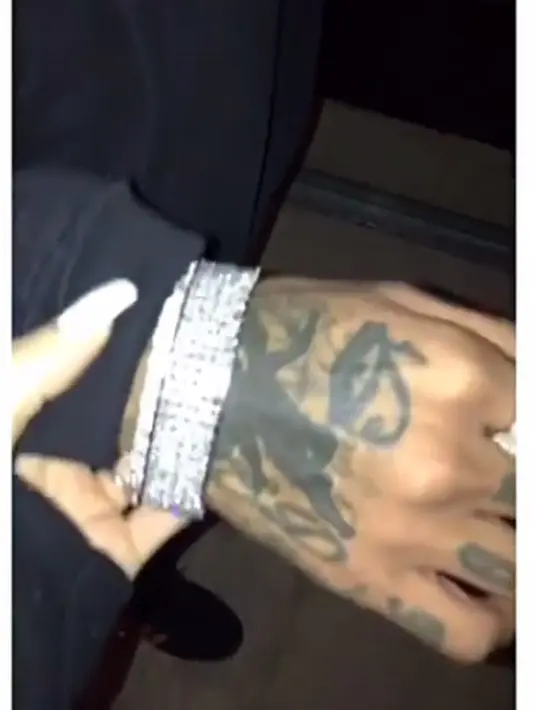 Perayaan ulang tahun Tyga di restoran nampaknya lebih meriah, Kylie Jenner berada di sisi Tyga ketika kekasihnya meniupkan lilin di kue ulang tahun yang didesain dengan foto masa kecil Tyga. (Instagram/Kylizzlesnapchats)