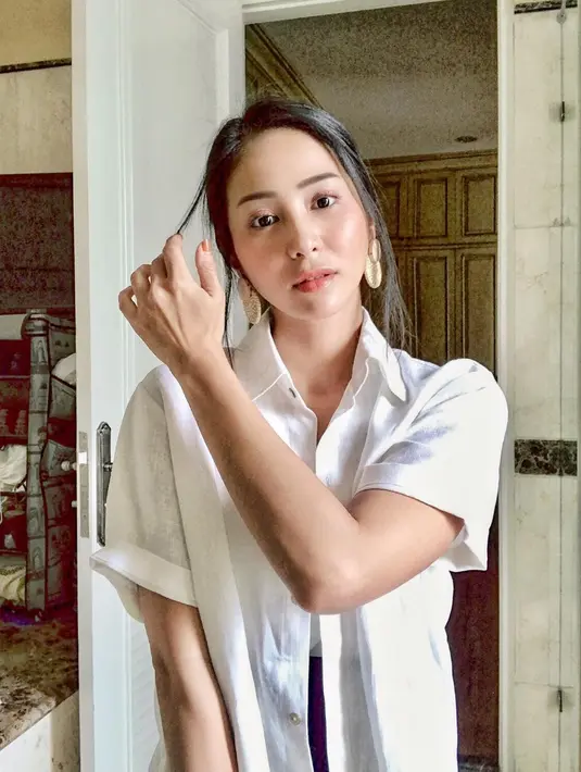 Ibu dua anak ini memang lebih sering tampil dengan poni sampingnya yang dibiarkan panjang dengan model rambut belah tengah. Bahkan, ia hanya memperlihatkan sedikit poni sampingnya serta anak rambut di beberapa penampilan. (Liputan6.com/IG/@bungazainal05)