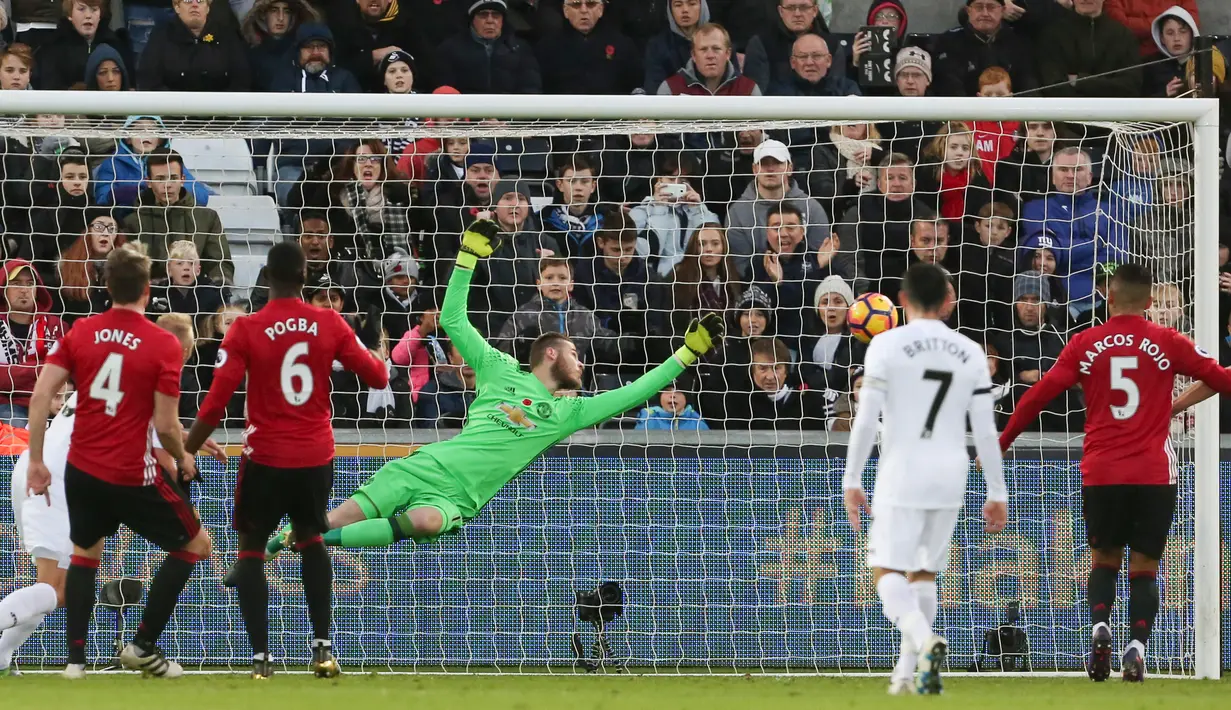 Kiper Manchester United, David de Gea gagal menyalamatkan gawang dari sundulan pemain Swansea City, Mike van der Hoorn saat pertandingan Liga Premier Inggris di Stadion Liberty, Inggris (6/11). (AFP/Geoff Caddick) 