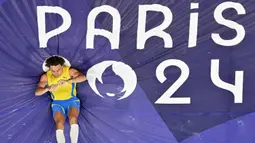 Atlet Swedia, Armand Duplantis saat bertanding dalam final cabang olahraga lompat galah Olimpiade Paris 2024 di Stade de France, Paris, Prancis, Senin (05/08/2024) waktu setempat. (AFP/Antonin Thuillier)