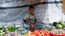 Seorang anak pengungsi Rohingya menjual sayuran di kamp pengungsi Jamtoli di Ukhia (22/3/2022). Ratusan ribu orang Rohingya melarikan diri dari Myanmar setelah tindakan keras tahun 2017, yang menjadi subjek kasus genosida di pengadilan tertinggi PBB di Den Haag. (AFP/Munir Uz Zaman)