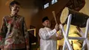 Imam Besar Masjid Istiqlal Ali Mustafa Ya'qub memukul bedug sebagai tanda waktu Magrib telah tiba, Jakarta, Rabu (24/6/2015). Blake berharap silaturahmi pemerintah AS dan Tokoh Islam bisa terjalin dengan baik. (Liputan6.com/Faizal Fanani)