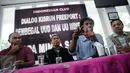 Margarito Kamis (kedua kanan) memberikan paparan saat berdiskusi mengenai kisruh Freeport di Jakarta, Minggu (6/12/2015). Dialog tersebut bertema "Pembegal UUD dan UU Minerba Vs Papa Minta Saham". (Liputan6.com/Faizal Fanani) 