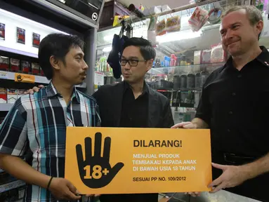 PT HM Sampoerna Tbk secara simbolis menyerahkan tanda larangan penjualan rokok kepada anak di bawah usia 18 tahun kepada Pengelola TwelveMart Sobri, di Jakarta, Rabu (30/11). (Liputan6.com/Ferry Pradolo)
