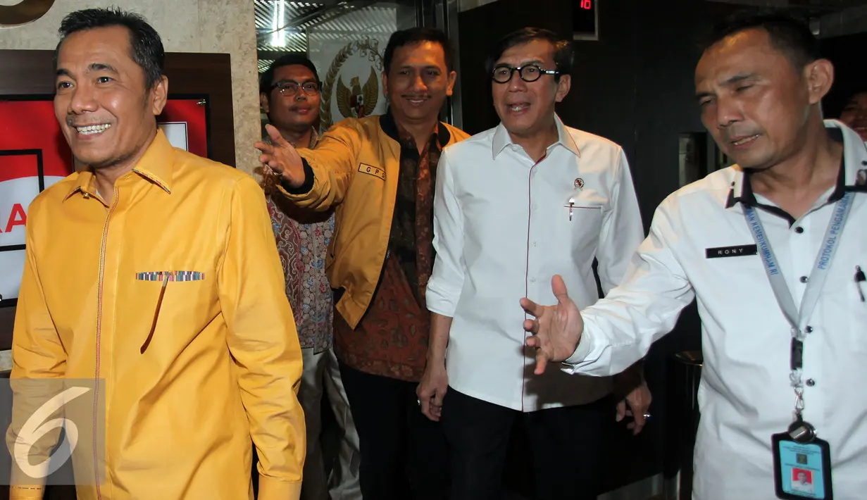Yasonna H Laoly saat mendatangi fraksi partai Hanura di Kompleks Parlemen, Senayan, Jakarta, Kamis (19/1). Pasca Munaslub Partai Hanura menyusun kepengurusan yang baru kemudian diserahkan kepada Menkumham untuk di tetapkan. (Liputan6.com/JohanTallo)