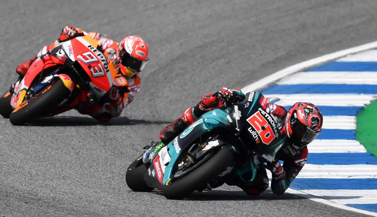 Pembalap Petronas Yamaha Fabio Quartararo (kanan) bersaing dengan pembalap Repsol Honda Marc Marquez (kiri) pada balapan MotoGP Thailand 2019 di Chang International Circuit, Buriram, Minggu (6/10/2019). Marquez menyelesaikan balapan dengan waktu 39 menit 36.223 detik. (Lillian SUWANRUMPHA/AFP)
