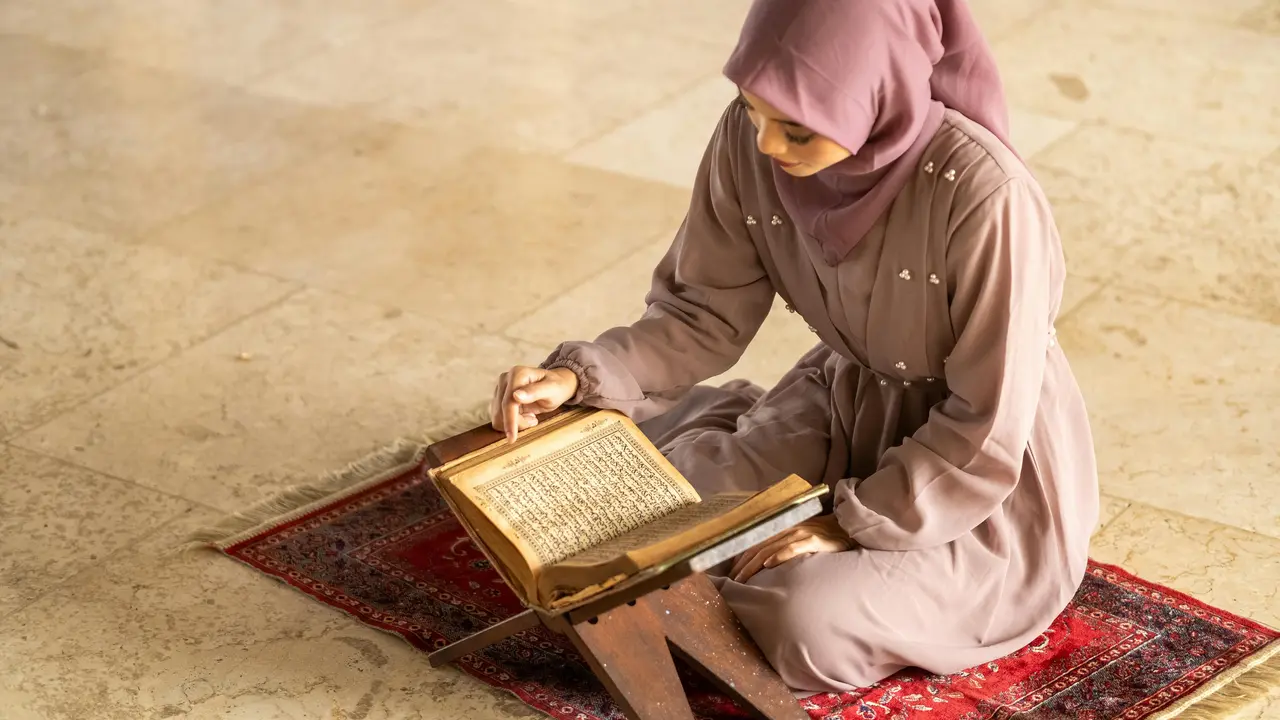 Ilustrasi Muslimah Baca Quran Sebagai Upaya Ngalap Berkah