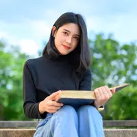 ilustrasi perempuan membaca buku/Nirat.pix/Shutterstock