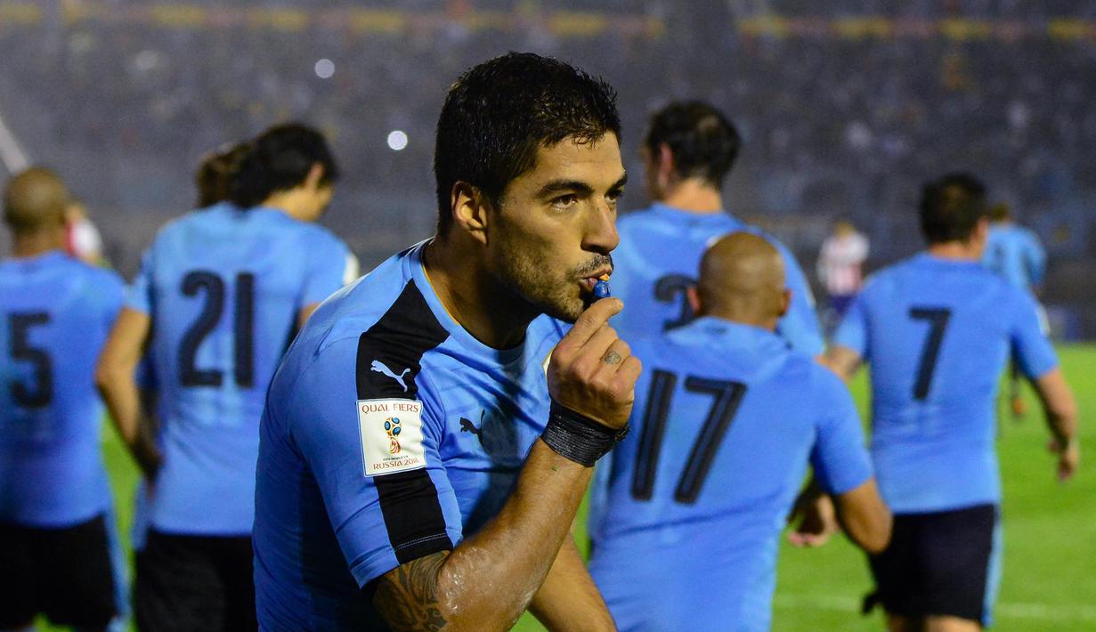 Bintang Uruguay, Luis Suarez mencetak satu gol saat timnya menang telak atas Paraguay 4-0 pada kualifikasi Piala Dunia 2018 Zona Conmebol di Montevideo (7/9/2016) WIB. (AFP/Pablo Porciuncula)
